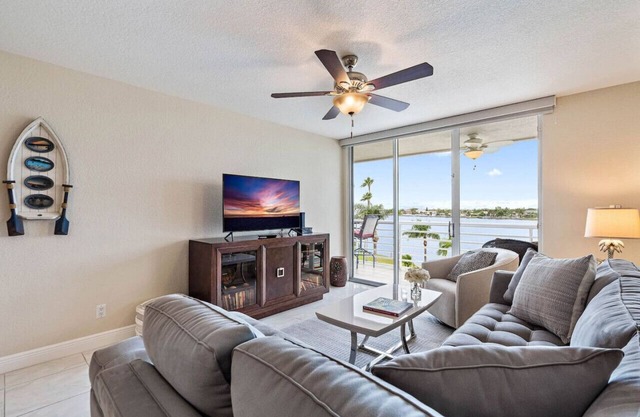 Bahia Vista 8-411| 2BD| 2BA