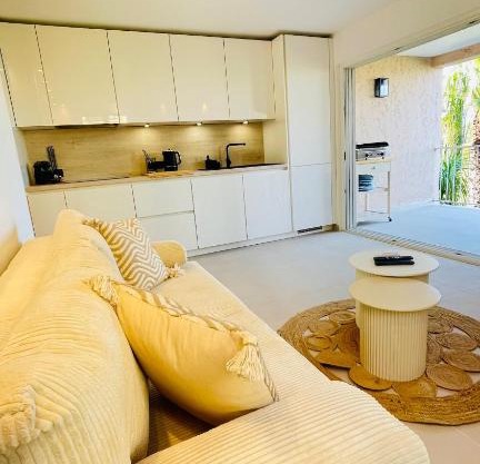 Bain De Soleil refait à neuf, bord de plage et piscine, proche de Saint Tropez