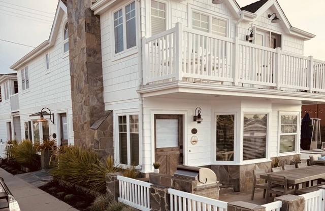 Balboa Island Bayfront Beach House with A Share Private Dock !