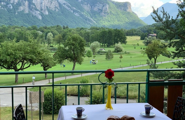 BALCONY GOLF with pool 5 minutes from Lake Annecy mountains of Haute Savoie
