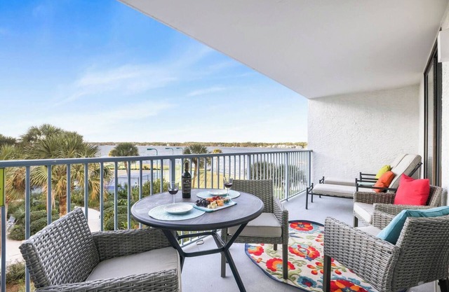 Balcony Sunsets! Private Beach Access. Pool! Tennis & Pickleball!