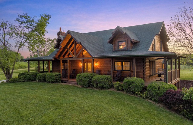 Bardstown & Bourbon Lodge/Hot Tubbing & BBQing