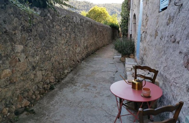 BARGEMON : Petit cocon frais dans charmant village