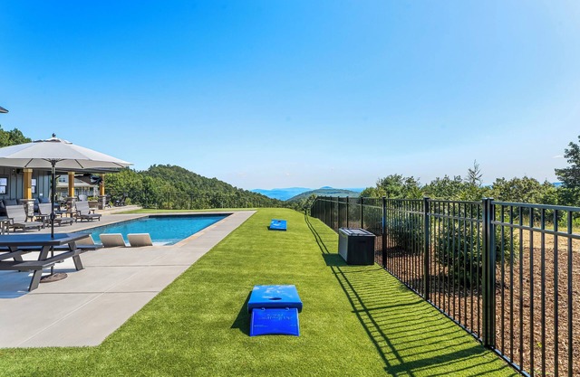 Barndominium w/heated pool, pickleball, hot tub, great views