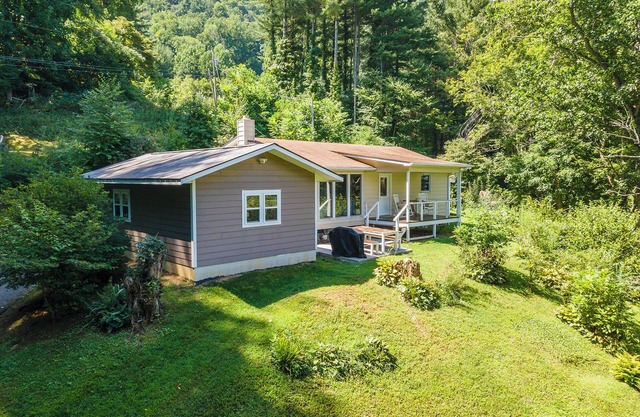 Barnview Cottage~Mtn View & Fire Pit~ Grill, WiFi, Private~3 Mins to Burnsville