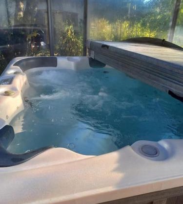 Bas de villa, 2 terrasses, piscine, SPA, sauna.