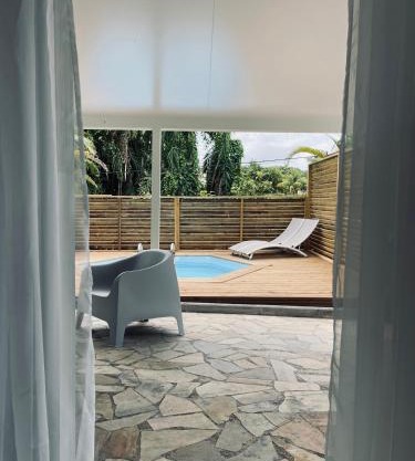 Bas de villa F2 clôturé avec jardin au Lamentin