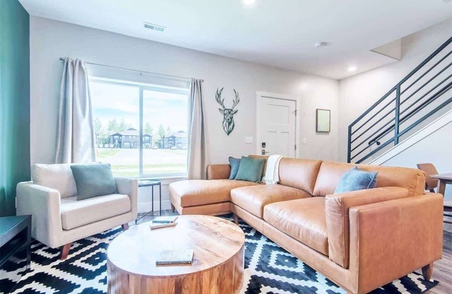 Basecamp Stays: Unique Townhome, 2 Car Garage & AC