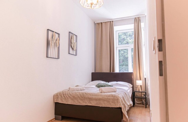 Basic 2BR + 1LR Apt Near Westbahnhof | Sleeps 6