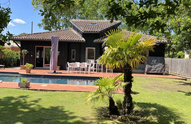 Bassin d'Arcachon, holiday villa with pool and enclosed garden