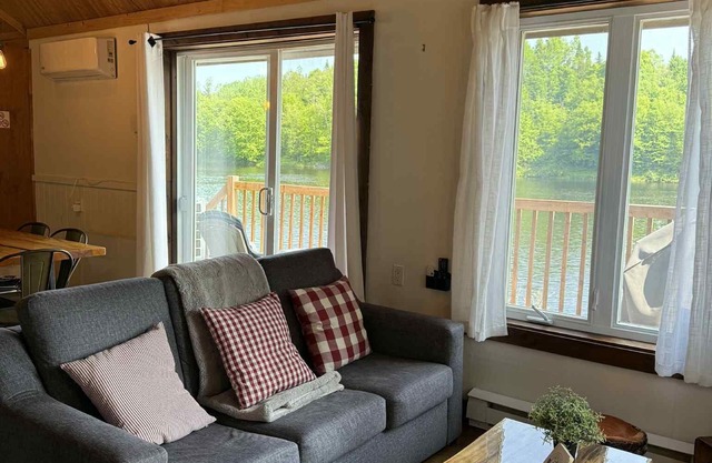 Batiscan Riverside Nature Getaway in Mauricie - Hot tub, view & relaxation