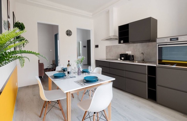 Batoni Tram Stop, 14 min to the Duomo! - Your urban retreat in a newly renovated modern apartment with free street parking.