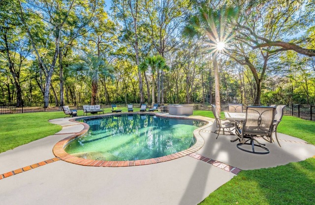 Bay Breeze Manor: Waterfront, Pool & Hot Tub, Game Room!