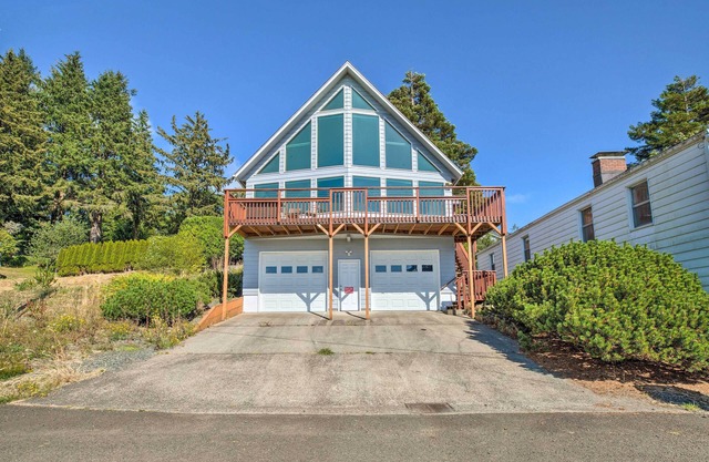 Bay City Home w/Gorgeous Bay Views From Deck