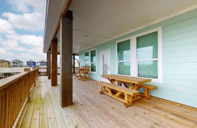 Bay Dreaming: 3 BR, 2 BA House in Port Bolivar, Sleeps 12