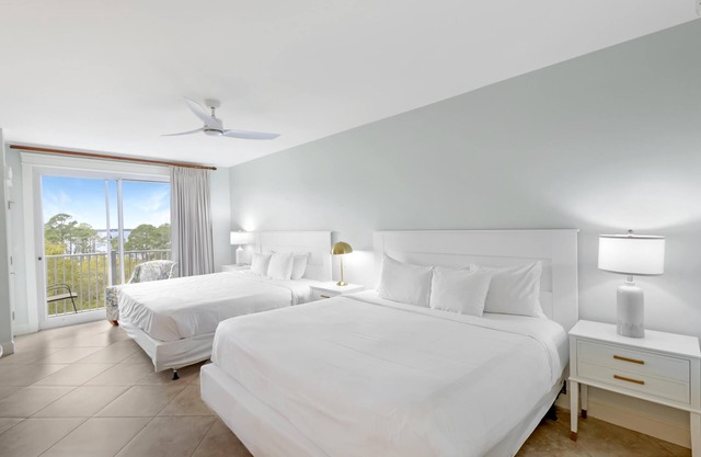 Bay-Facing Studio Gem with Private Balcony and King Bed - Accommodates up to 4 Guests for a Spectacular Stay at Sandestin Golf and Beach Resort!