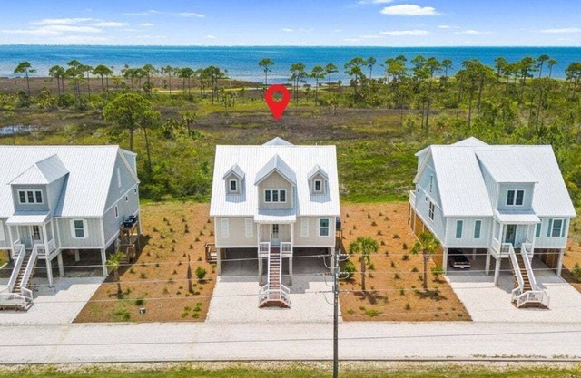 Bay-Front Luxury Home w/Stunning Views, Expansive Porches-Family Friendly