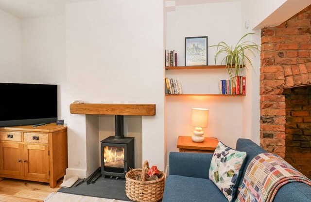 BAY TREE COTTAGE, pet friendly, character holiday cottage in Richmond