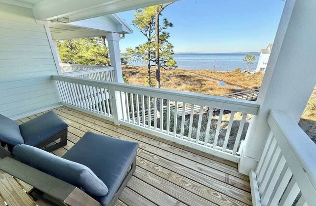 Bay View 108: Great Views, Pool & More!