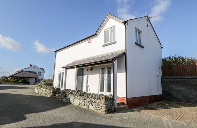 BAY VIEW, family friendly, luxury holiday cottage in Trearddur Bay