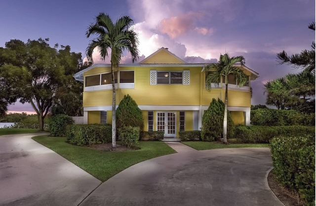 Bayfront Beach house, two King bedrooms