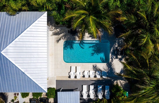 Bayfront Bliss! Pool, BBQ and Dolphin Views!