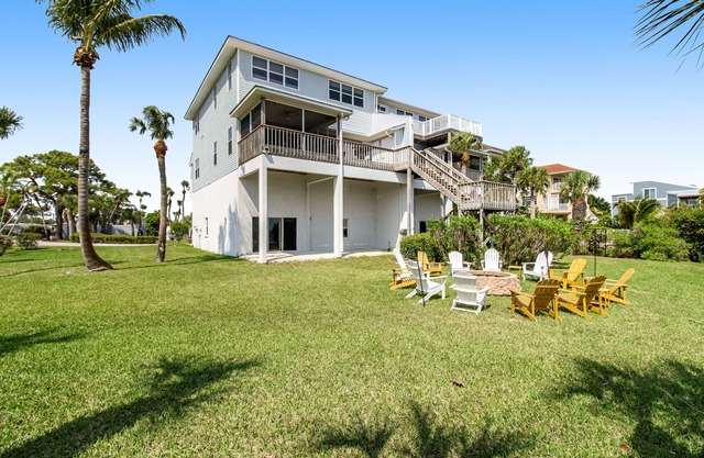 Bayfront getaway with gorgeous view, private dock, AC & kayaks - dog-friendly