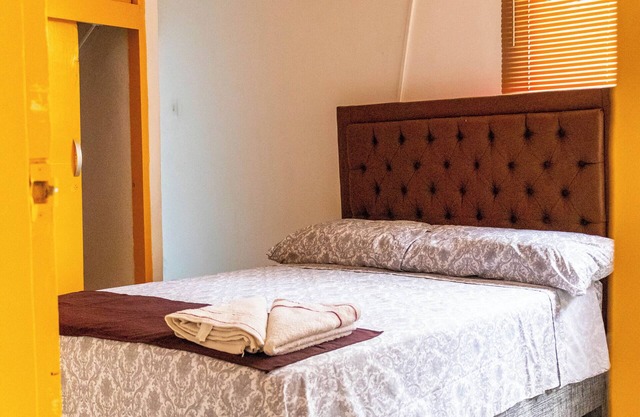 Bayfront home with fantastic views, full kitchen and quality wifi