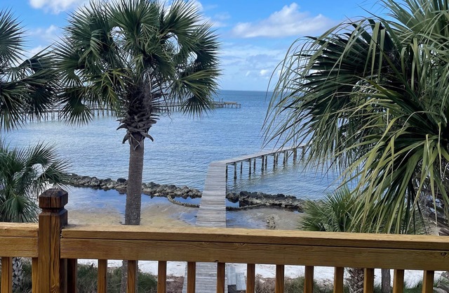 BAYFRONT - Old Florida Style Cottage w/private dock!