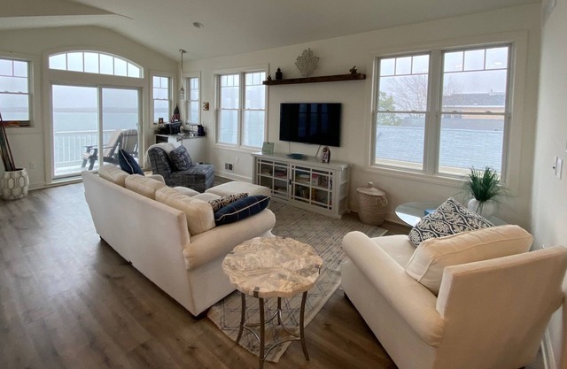 Bayfront with pool- close to bridge