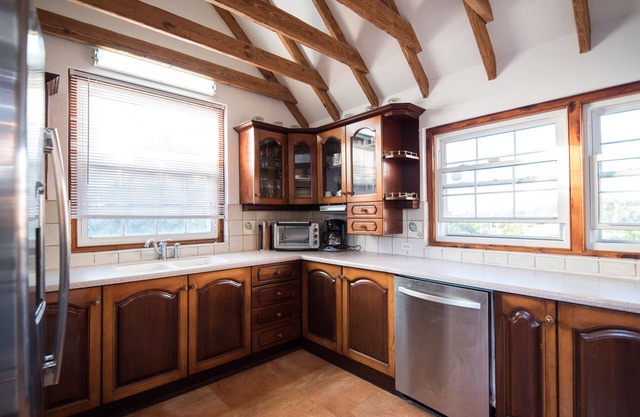 Bayshore - Charming 3 Bedroom Home, Great Location with a Pool