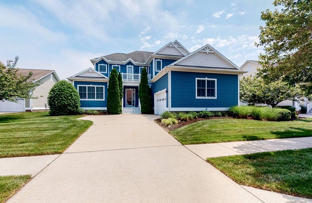 Bayside Resort home close to the beach with shared pools & hot tub - dogs OK