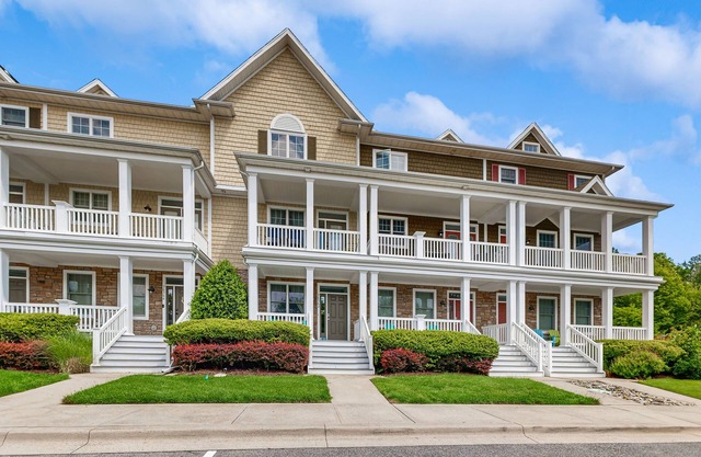 Bayside Resort townhouse w/balcony, free WiFi, pool, and golf on-site