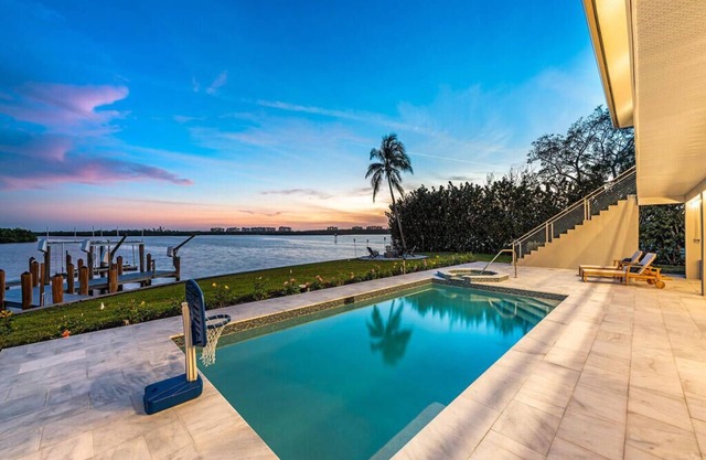 Bayside Retreat-MINUTES to Beach-Bayfront 6 Bed, 6 Bath - Heated Pool