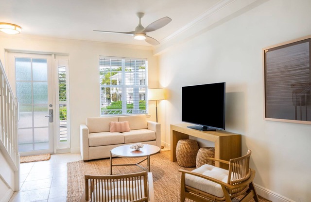 Bayside Tranquility: 3 Relaxing Villa w/Spacious Living Area & Kitchen