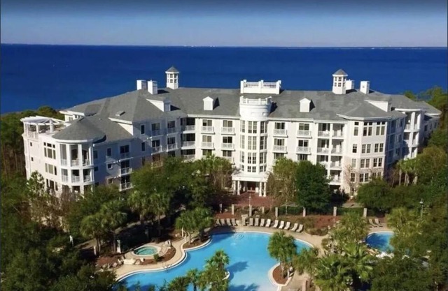 Baytowne Bliss - Luxury Condo with Resort Pool & Shuttle
