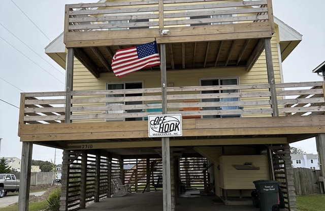 Be Off the Hook on the BEACH Rd.! Sleeps 10 with PRIVATE POOL, @ a beach access!