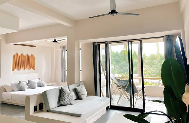 Beach 1 Min Pool AC Bedroom Cleaned Daily