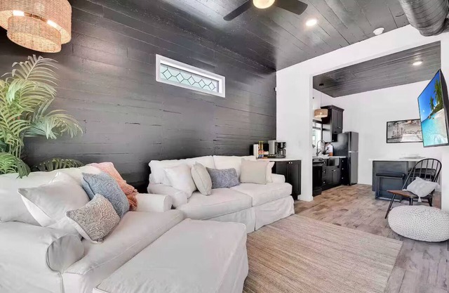 BEACH-2 block walk-HOT TUB-FIRE PIT-COFFEE BAR-BEACH GEAR PROVIDED-Galveston TX