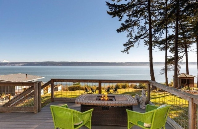 Beach access, High Bank Waterfront, 2-bedroom bungalow in Coupeville with WiFi