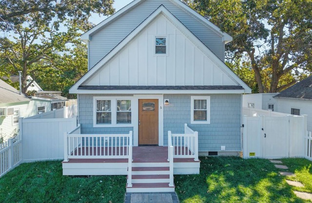 Beach Bungalow Stunning Sunsets Steps from Bay Family Friendly