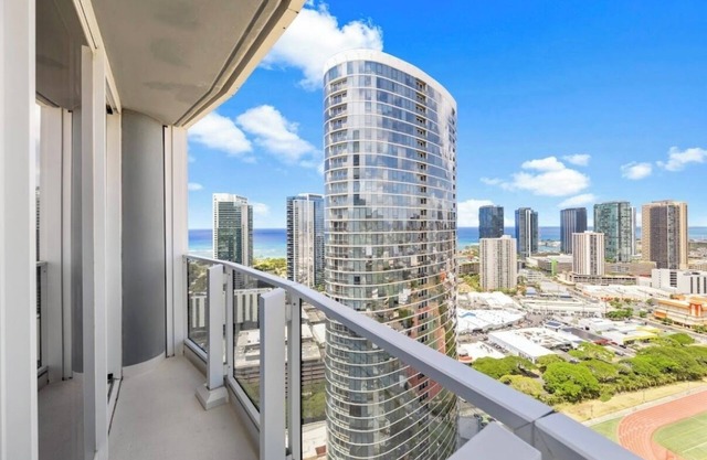 Beach, City lights and Mountain Views 180 degrees view & centrally located