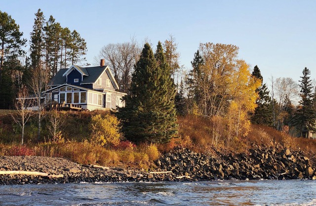 BEACH CLIFF BEAUTY - Fantastic views on Lake Superior and Silver Creek