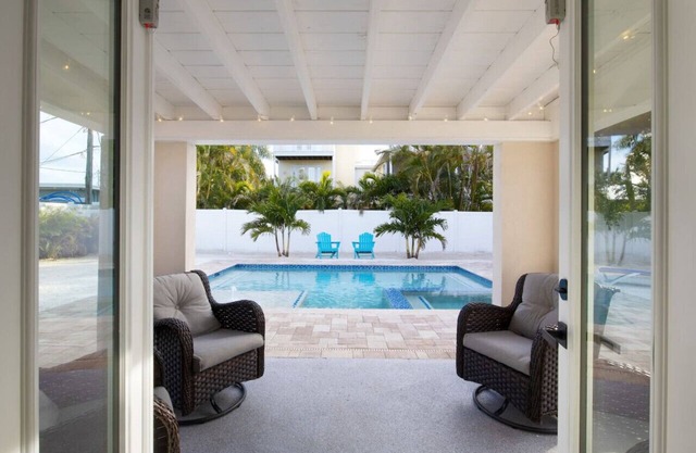 Beach Cottage! Beautiful Pool/Spa, Steps to sand, Fun Golf Cart.