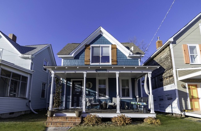 Beach cottage is walking distance to shops and more!!