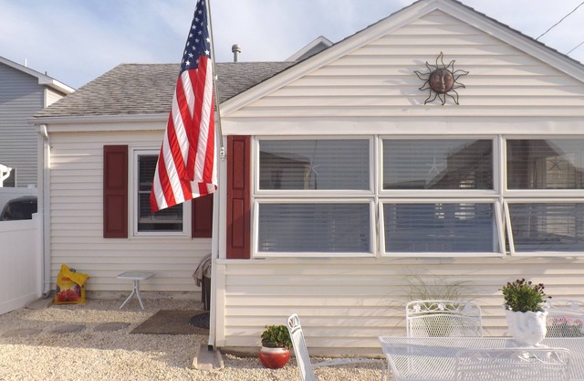 Beach Cottage Newark Ave Lavallette NJ. 1 block to beach. 3 night min