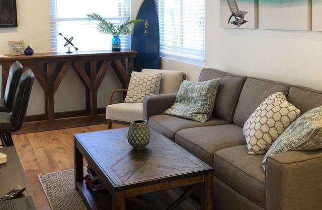 Beach Cottage with A/C, pet friendly, walk to sand.