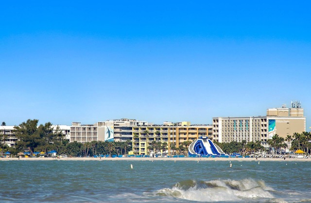 BEACH COTTAGE with PORCH/60 SECONDS TO THE WATER