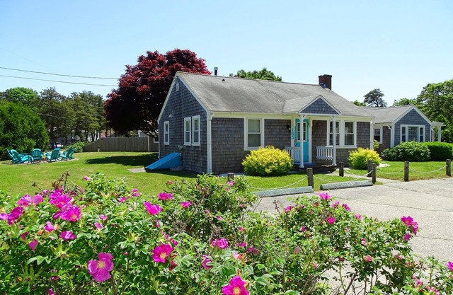 Beach family gateway, modern 5BR, walk to the beach, big yard, firepit