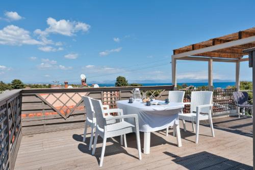Beach Family Villa in Artemida